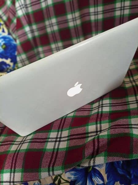 Apple MacBook 2010 laptop, 6gb ram good condition 6