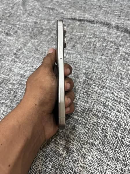 I phone 15pro max natural titanium 0