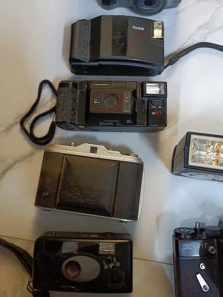 Vintage Cameras available for sale at throwaway price 1