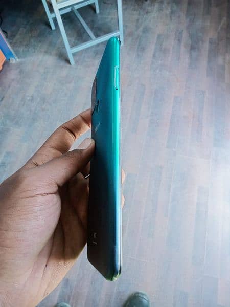 infinix Hot 10 6 RAM / 128 Memory with box and charger 4
