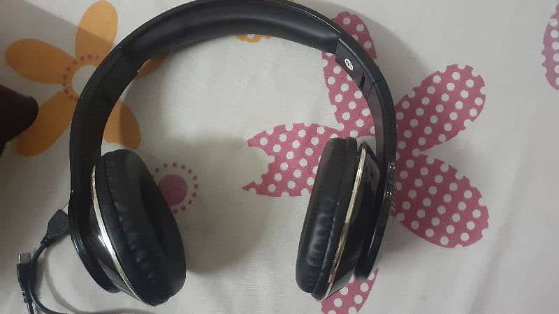 STN 16 headphones with free single Airpod 2