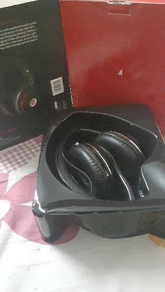 STN 16 headphones with free single Airpod 4
