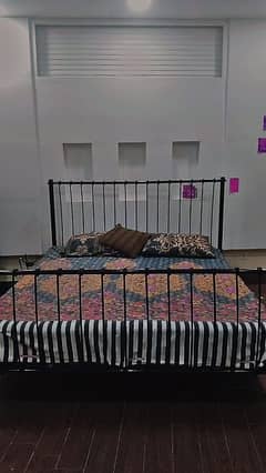 Iron Bed. very strong. 0