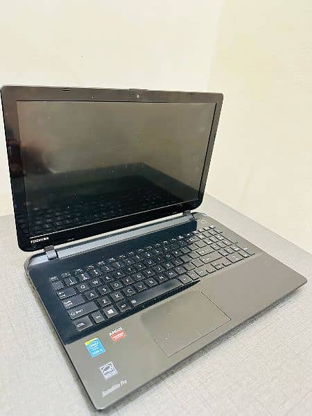 Toshiba satellite 16' Laptop 3