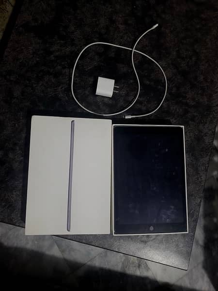 i PAD 9thGENRATION 64gb WITH BOX AND ORIGNAL CHARGER AND CHARGER 10/10 1