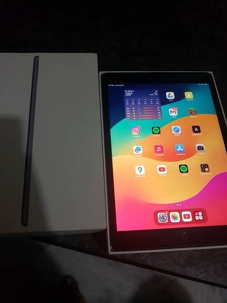 i PAD 9thGENRATION 64gb WITH BOX AND ORIGNAL CHARGER AND CHARGER 10/10 2