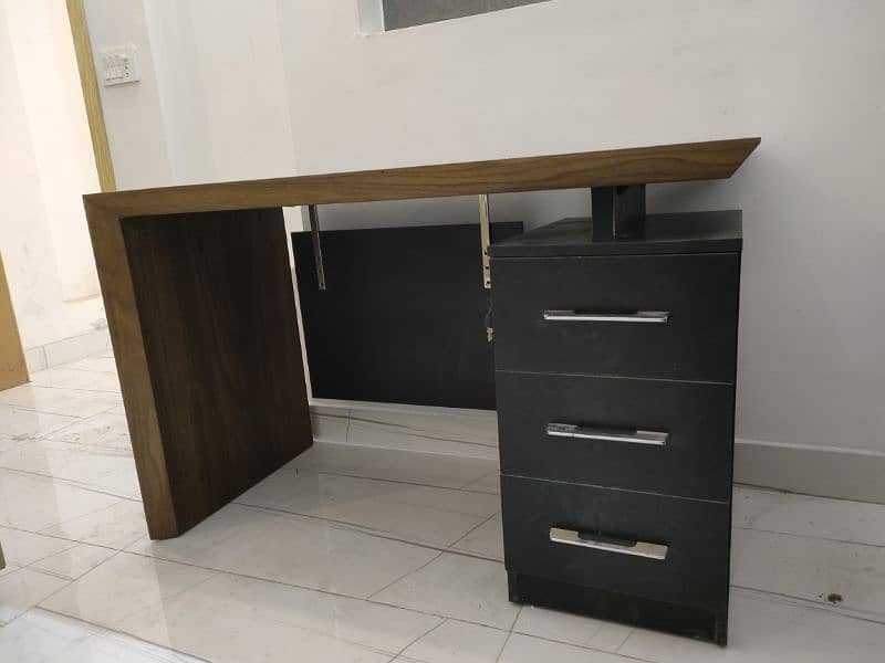 Office fruniture Executive table and 2 work stations 2