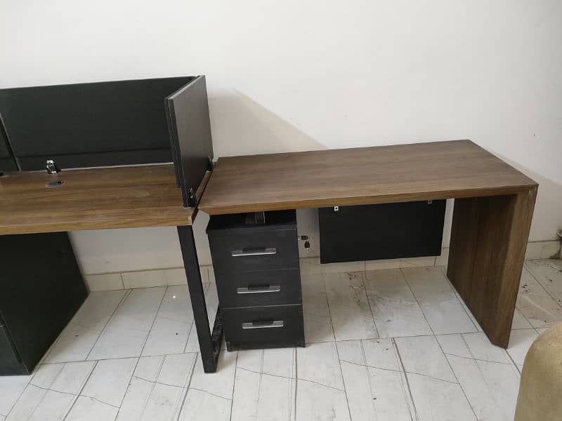 Office fruniture Executive table and 2 work stations 3