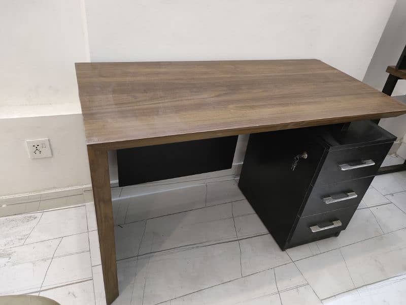 Office fruniture Executive table and 2 work stations 5