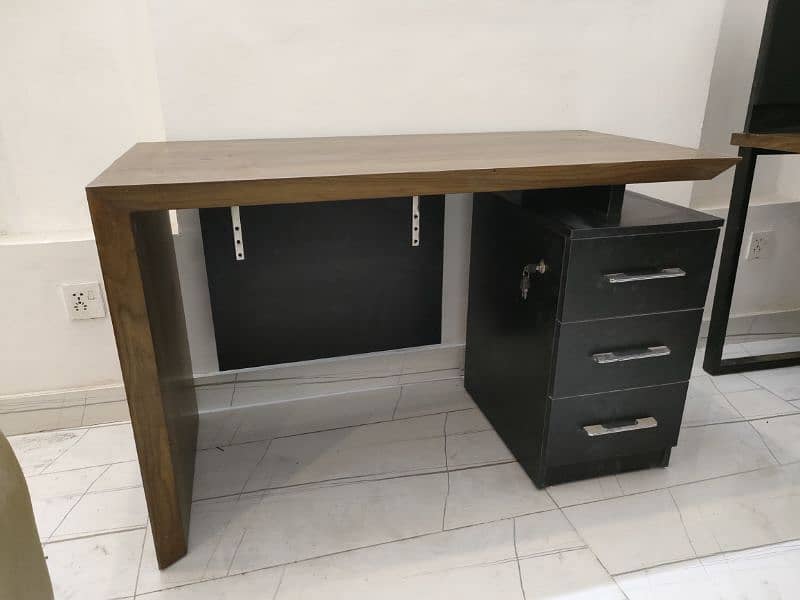 Office fruniture Executive table and 2 work stations 6