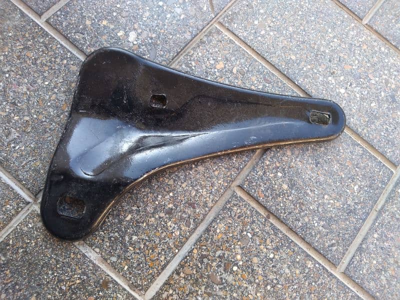 honda 125 different parts New side cover 10