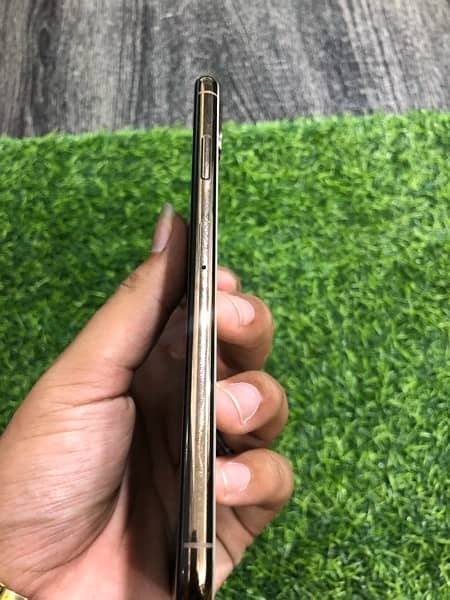 iPhone xsmax Pta approved box and phone Gold colour 3