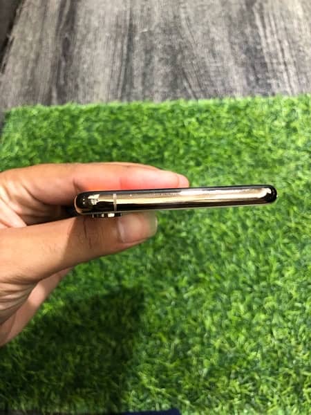 iPhone xsmax Pta approved box and phone Gold colour 4