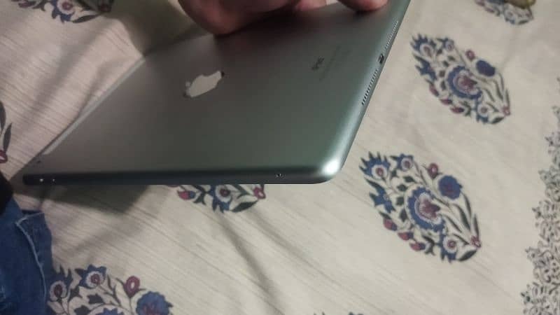 ipad 6th generation 32gb cellular mint condition 9