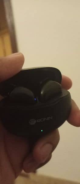 ronin r475 earbuds 1
