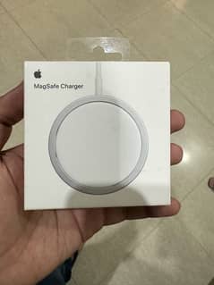 Apple Magsafe wireless charger 0