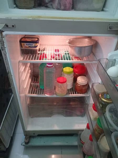 Dawlance fridge available in good condition 5