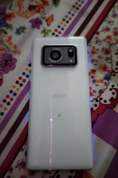 aquos R. 6 set bilkul okay fresh condition hai 55000 4