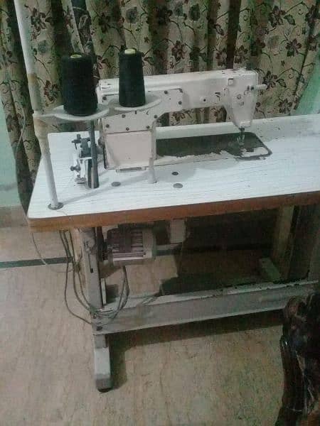 sewing machine with sitting table 0