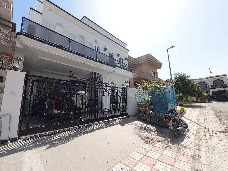 Unoccupied Good Location House Of 10 Marla Is Available For Sale In DHA Defence 2