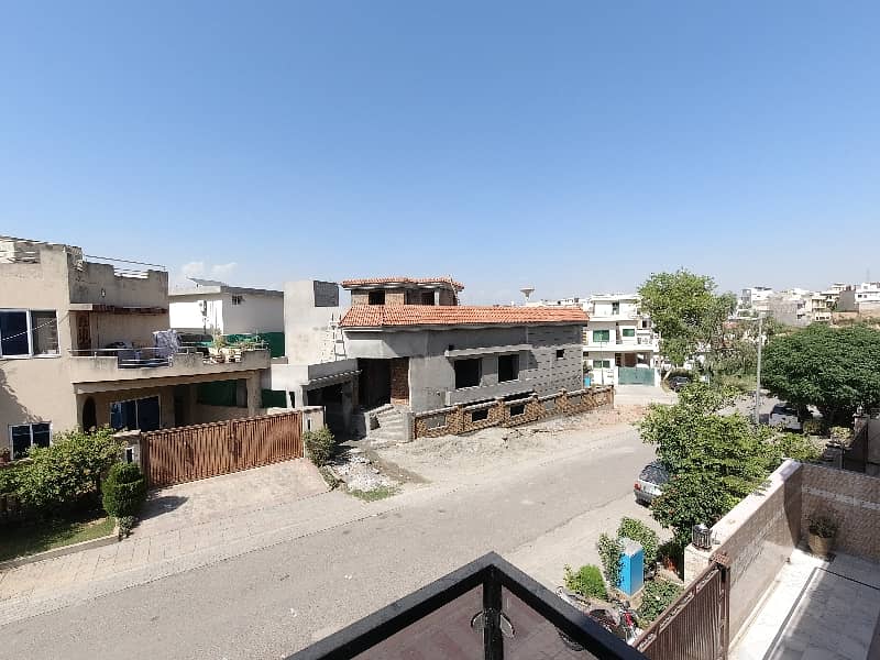 Unoccupied Good Location House Of 10 Marla Is Available For Sale In DHA Defence 23