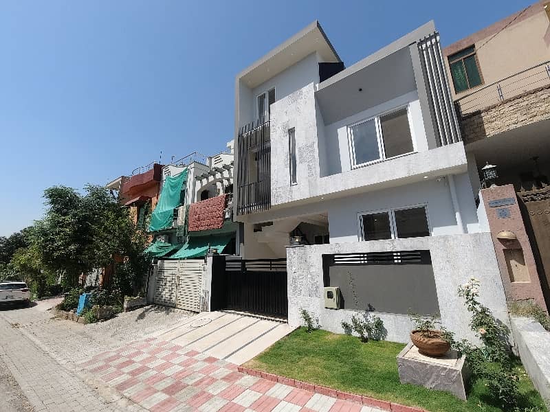 On Excellent Location 5 Marla House In Central DHA Phase 2 - Sector J For sale 2