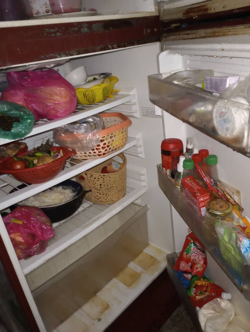 I selling my fridge in good condition 3