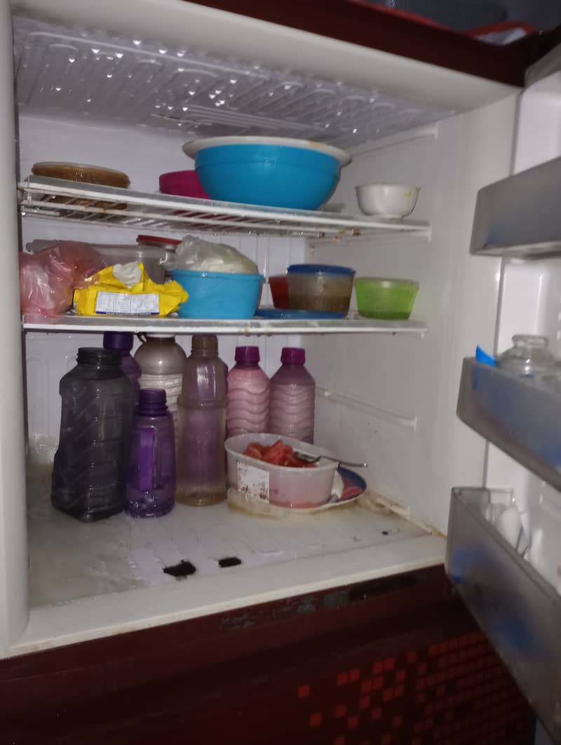 I selling my fridge in good condition 4