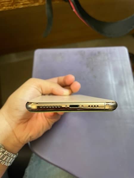 Golden IPhone XS max 2