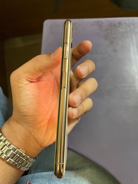 Golden IPhone XS max 4