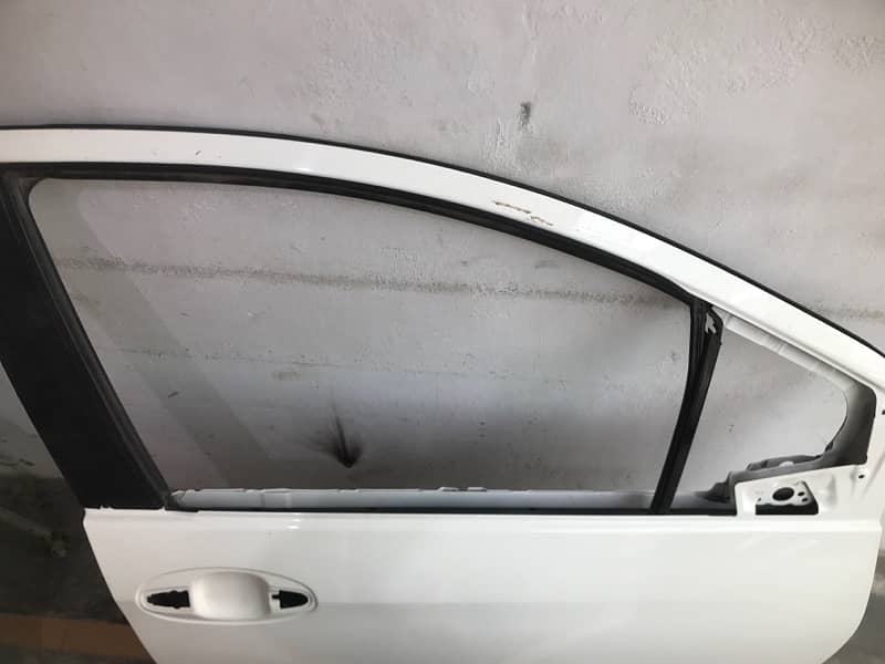 Toyota Vitiz 2019 model Front Right Side Door  & Fender 7