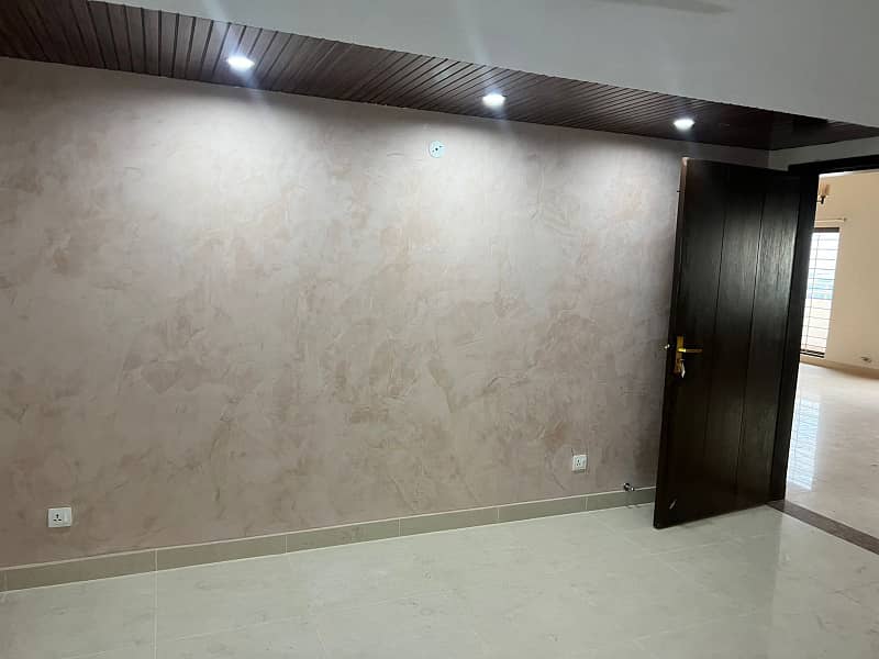 10 MARLA NEW BUILDING APARTMENT AVAILABLE FOR SALE IN ASKARI 10 TOP LOCATION 17