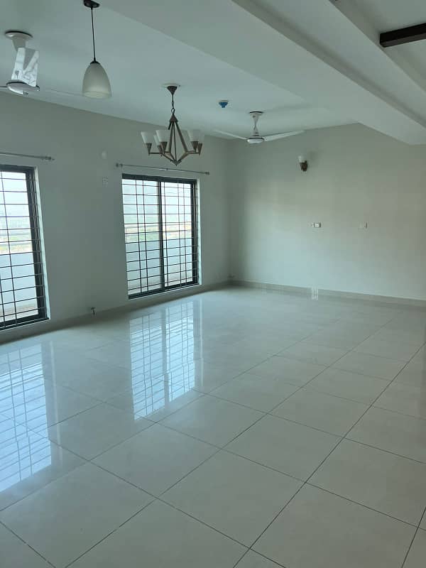 10 MARLA NEW BUILDING APARTMENT AVAILABLE FOR SALE IN ASKARI 10 TOP LOCATION 21