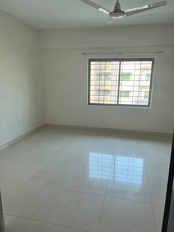 10 MARLA NEW BUILDING APARTMENT AVAILABLE FOR SALE IN ASKARI 10 TOP LOCATION 22