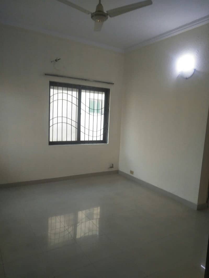 Top Location House Is Available For Sale In Askari 10 With Lush Green Garden 2