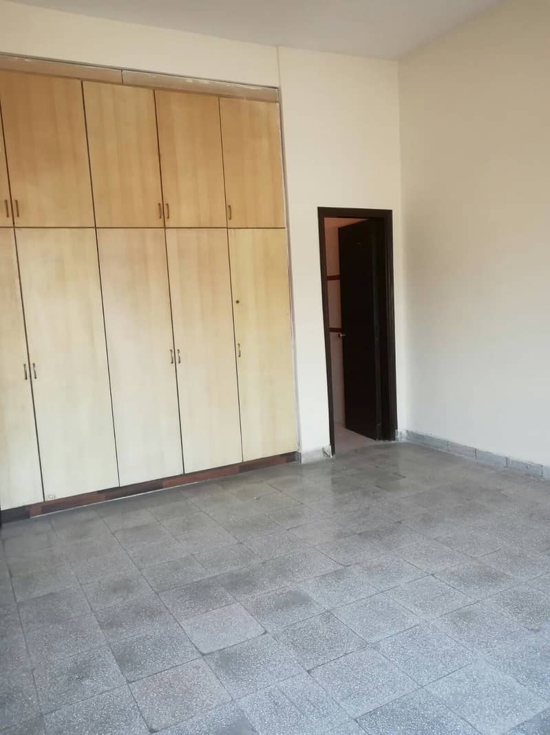 Top Location House Is Available For Sale In Askari 10 With Lush Green Garden 8