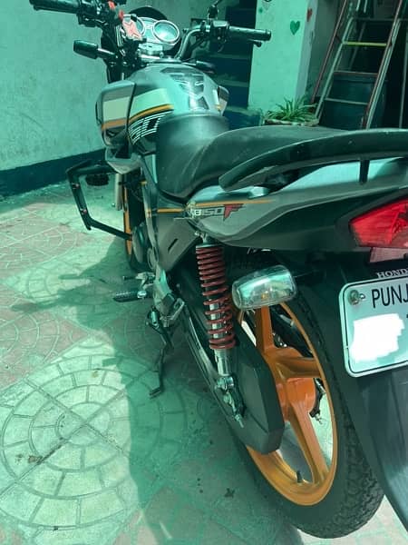 Honda CB 150f for sale in Lahore only 9500 kms 2