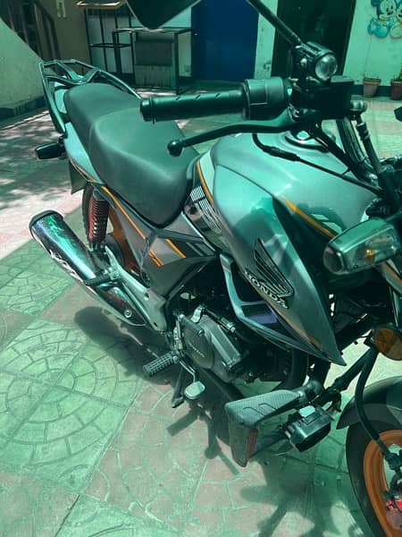 Honda CB 150f for sale in Lahore only 9500 kms 4