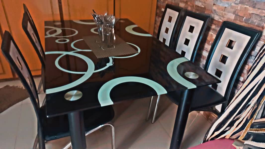 Dining table of 6 seater 0