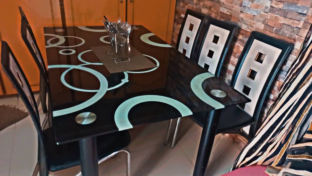Dining table of 6 seater 1
