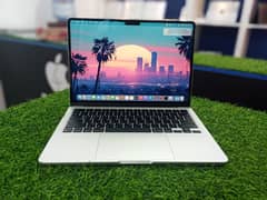 MacBook Air M2 Silver 8gb 256gb 15 cycles with original charger
