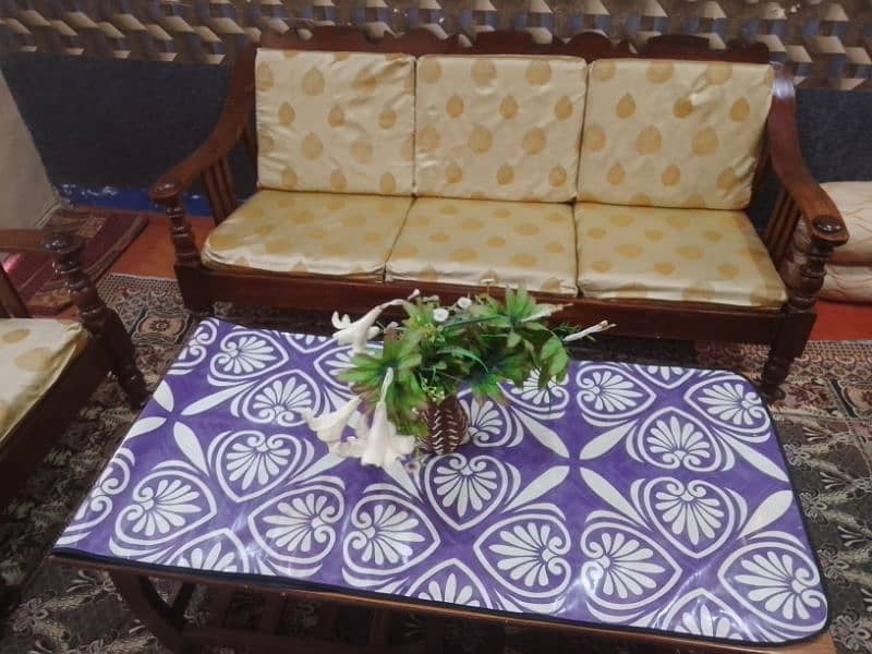 5 setar sofa set with cntr table  urjent sale 2