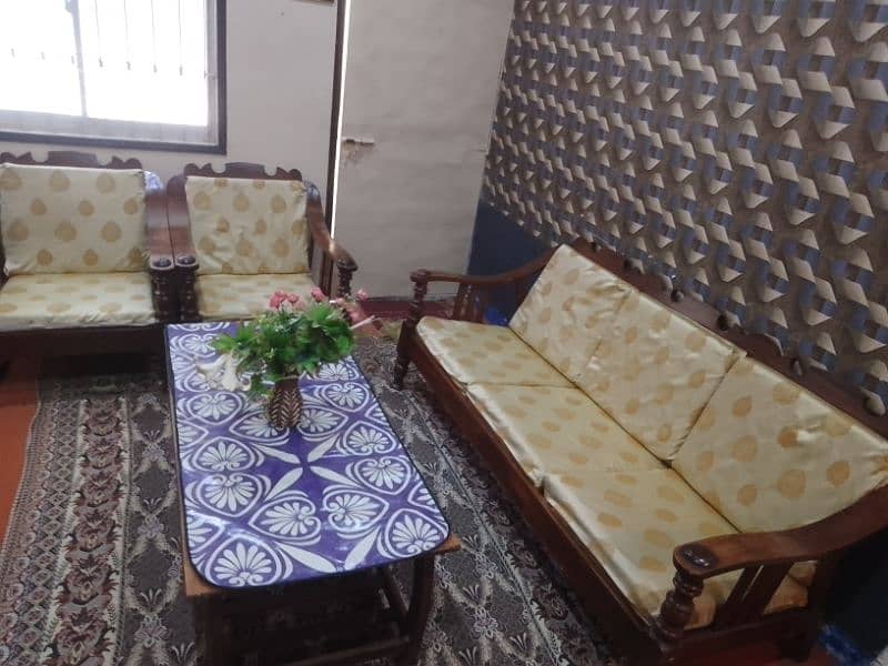 5 setar sofa set with cntr table  urjent sale 3