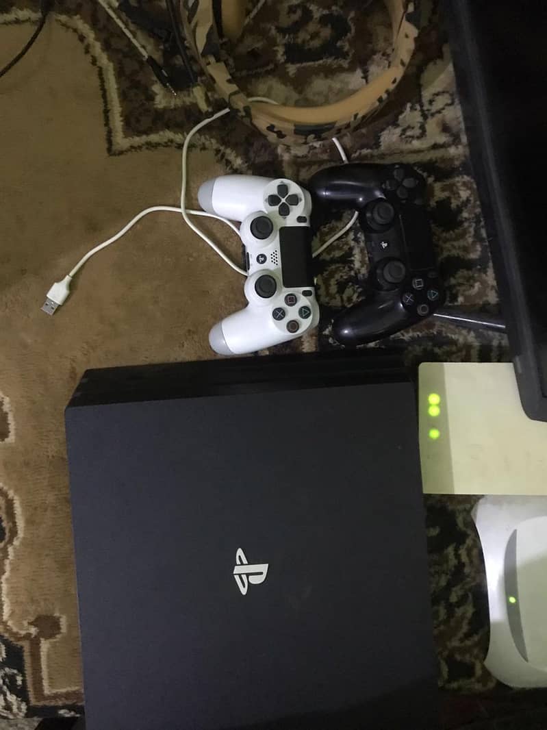 Playstation 4 Pto 1 TB With box & 2 Controllers 3