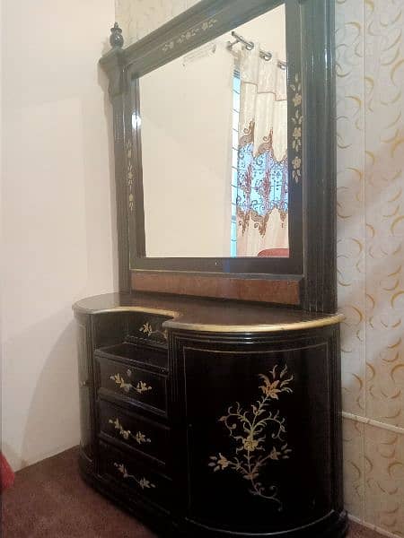 Dressing table in good condition 2