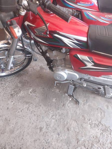 2023 model ha red Mai all ok bike ha bilkul saf bike ha Ak hath use ha 2