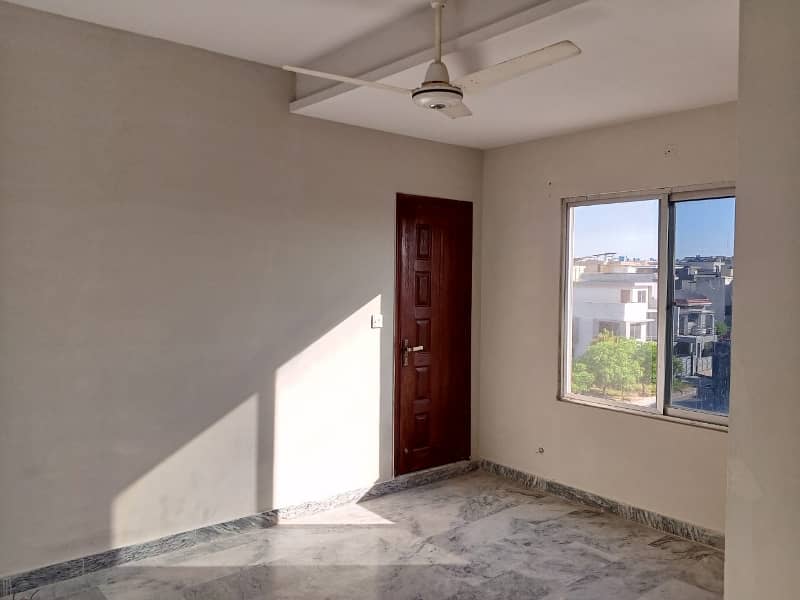 Two Bed Flat Avaleble For Rent In Faimly Bulding 2