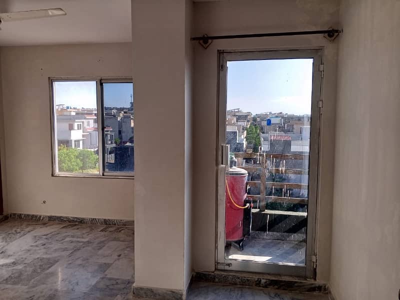 Two Bed Flat Avaleble For Rent In Faimly Bulding 4