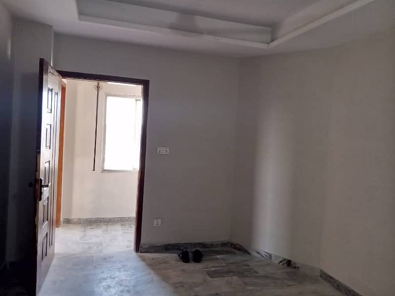Two Bed Flat Avaleble For Rent In Faimly Bulding 9