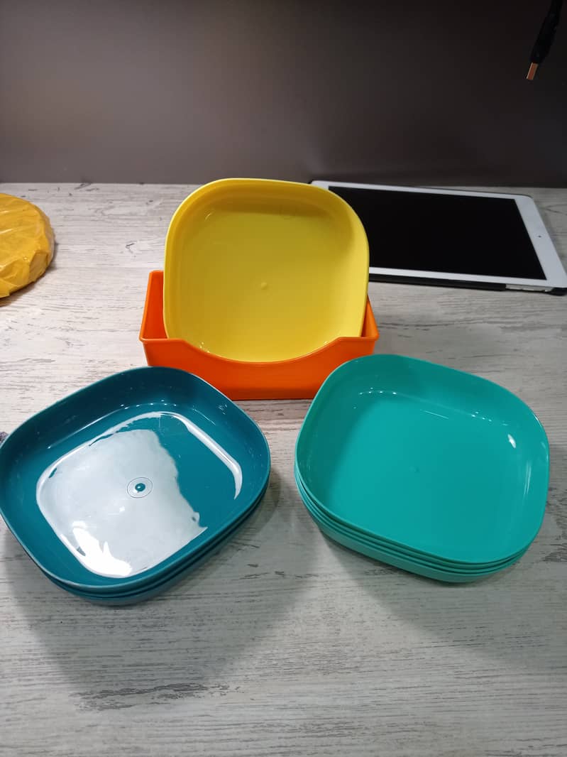 10PCS PLATES SET WITH HOLDER (RANDOM COLOURS) 0